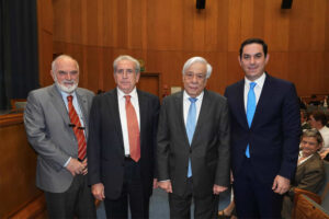 Ο Πρόεδρος της Ελληνικής Αντικαρκινικής Εταιρείας, κύριος Εύαγγελος Φιλόπουλος, ο Επικεφαλής της Πρωτοβουλίας Smoke Free Greece, κύριος Παναγιώτης Μπεχράκης, ο πρώην Πρόεδρος της Δημοκρατίας, κύριος Προκόπης Παυλόπουλος, και ο βουλευτής, κύριος Ευάγγελος Λιάκος.